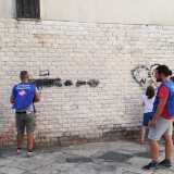 Rimuovono manifesti abusivi, raccolgono rifiuti gettati per strada e cancellano le scritte che deturpano i muri della citt�. Sono i cento volontari del "Retake Bari", movimento che da cinque anni si adopera per salvaguardare il decoro urbano del capoluogo pugliese
